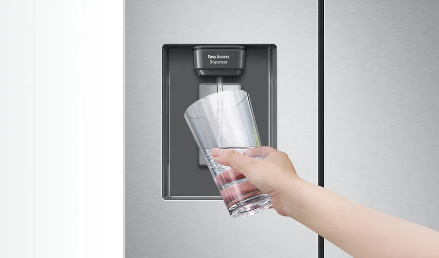 Dispensador de agua Easy Access de un nevecón Samsung llenando un vaso