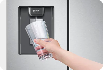Dispensador de agua Easy Access en la puerta de un nevecón Samsung